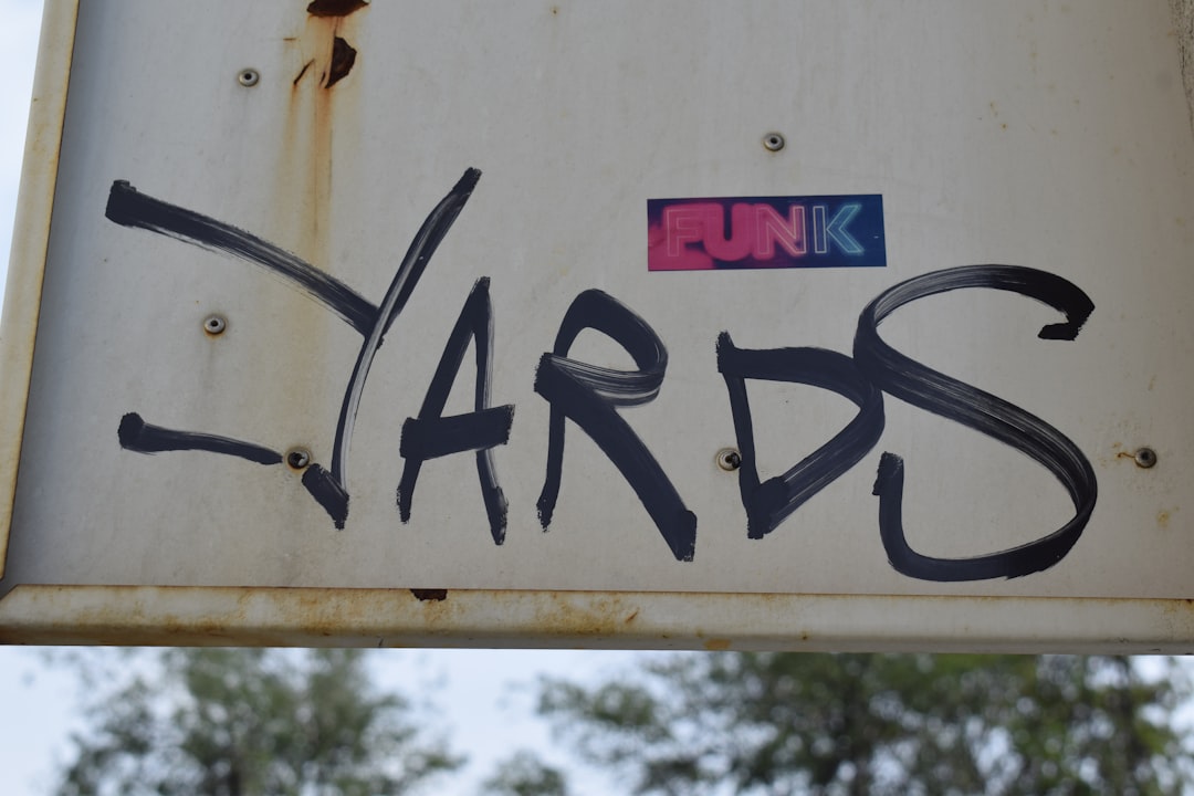 Graffiti tag "yards" with "funik" sticker.